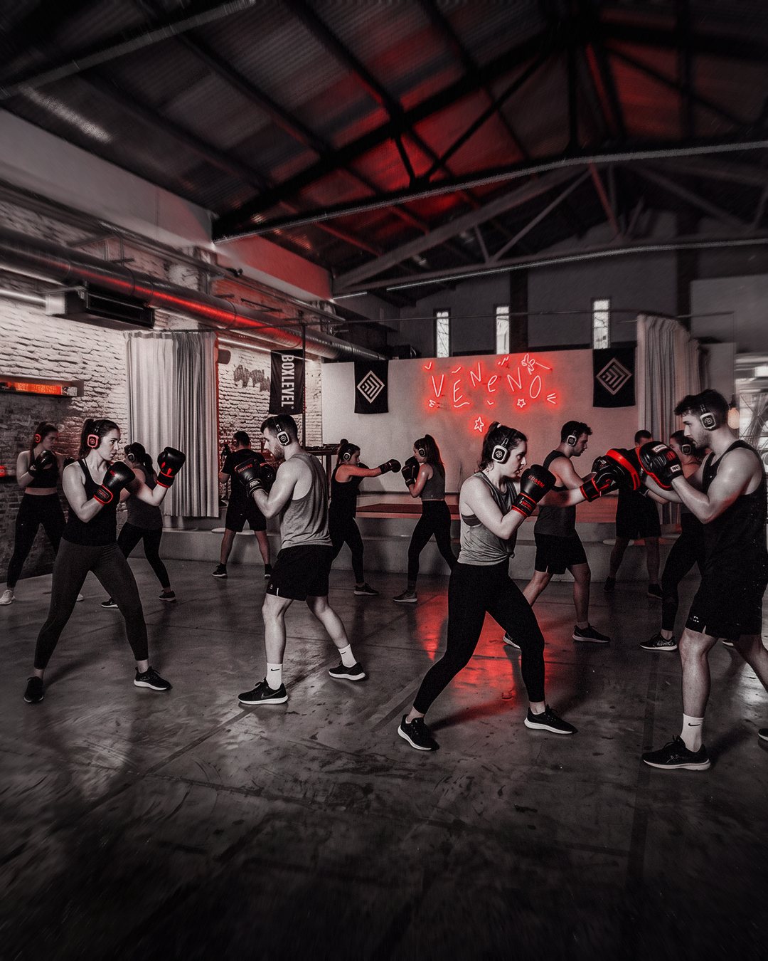 Grupo entrenando Silent Boxing con cascos en Veneno Concept